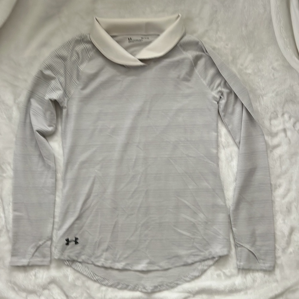 NWOT Women’s Under Armour pullover top.